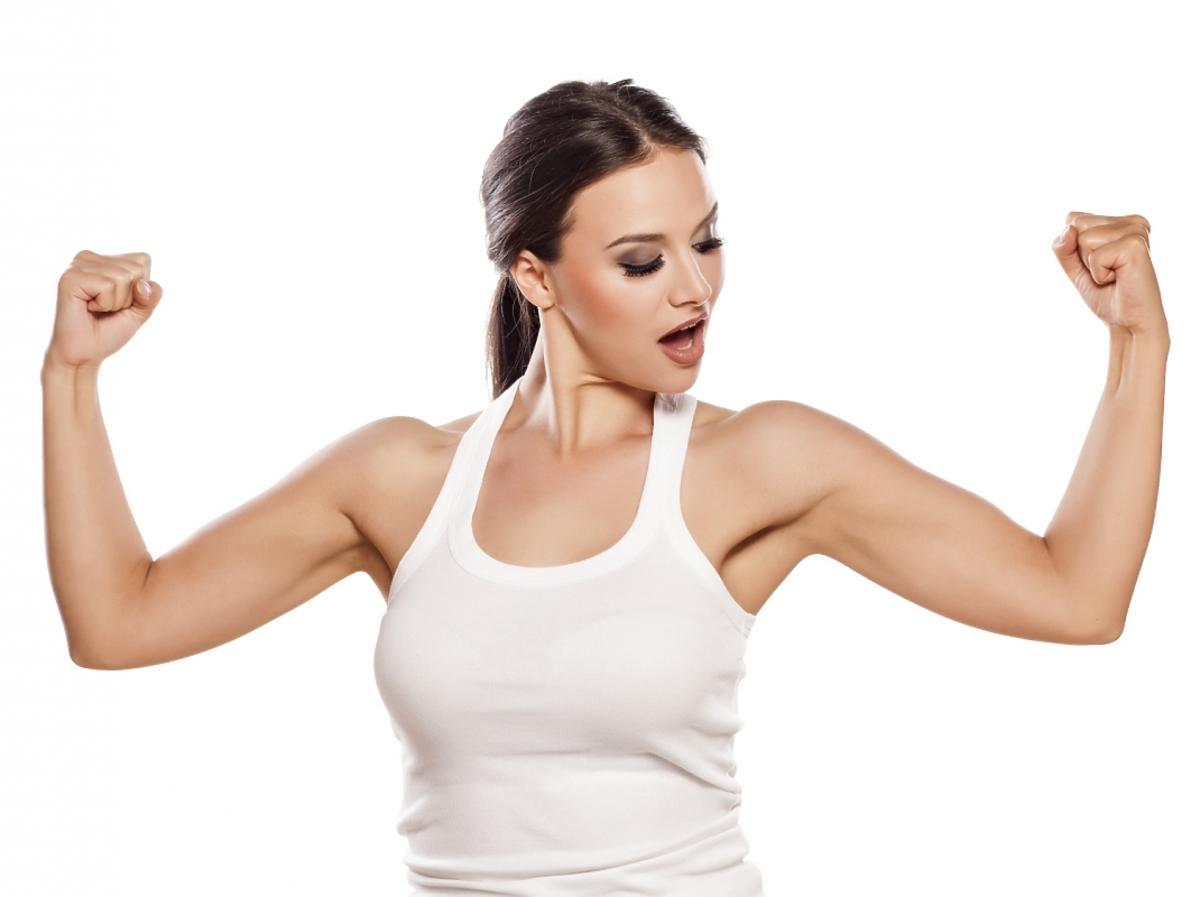 Kobieta napina bicepsy