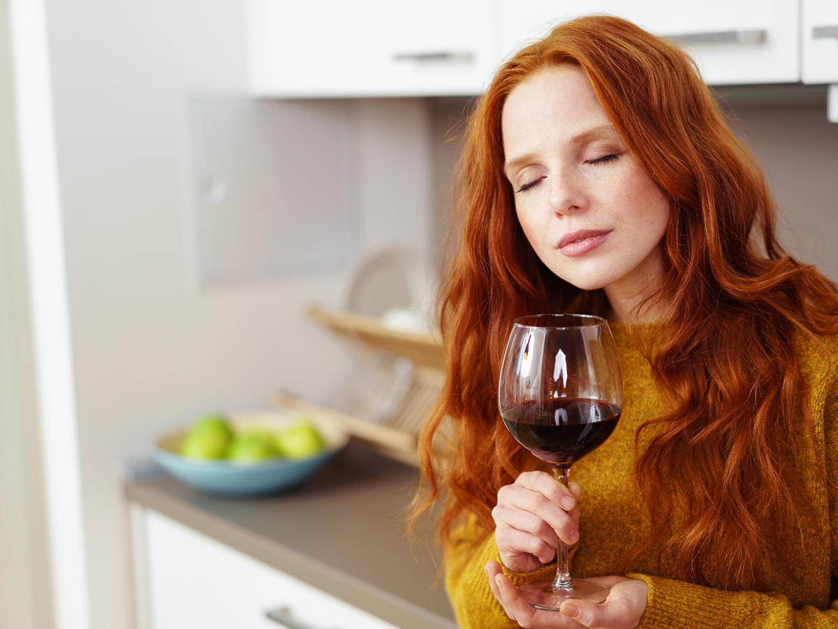 Kobieta pije czerwone wino