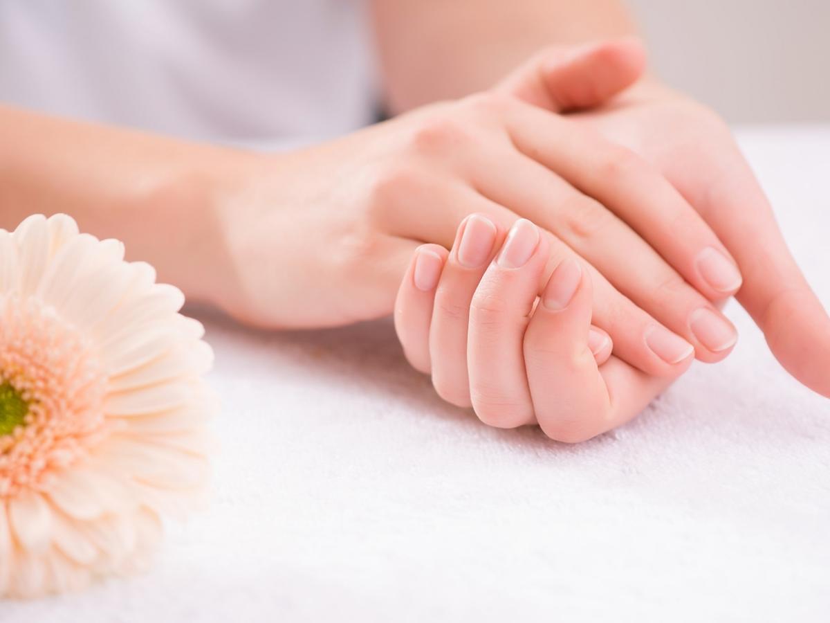 Kobieta przed chwilą wykonała detox manicure swoich dłoni.