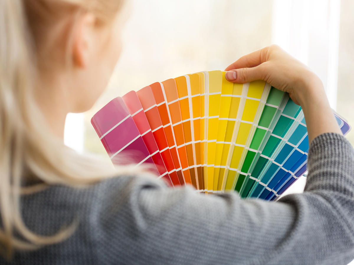 Kobieta przegląda szablon z kolorami.