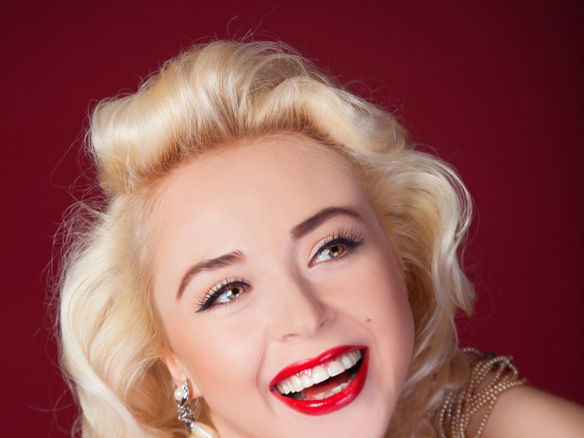 Kobieta przypominająca Marilyn Monroe