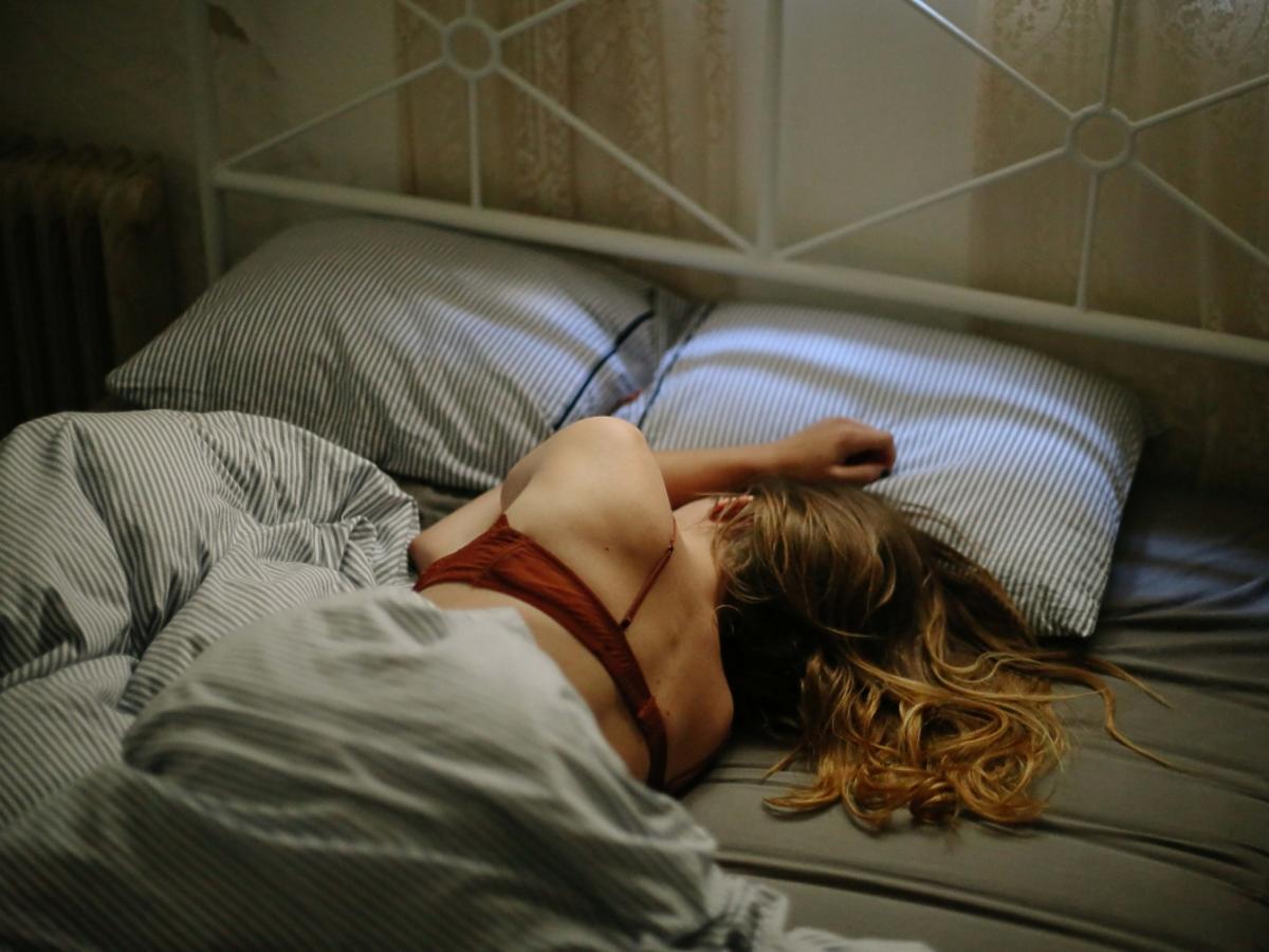 kobieta śpi w łóżku