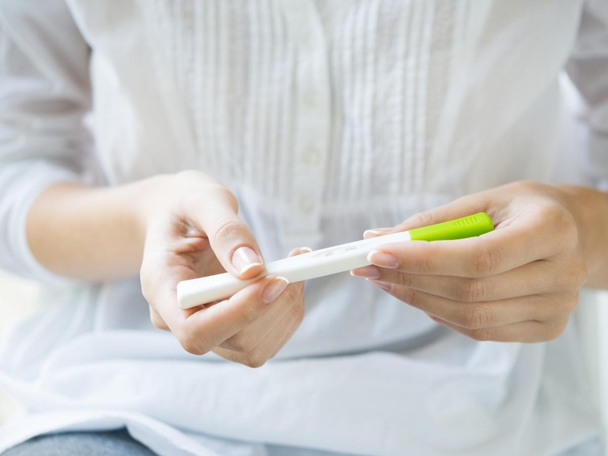 KObieta trzymająca test ciążowy