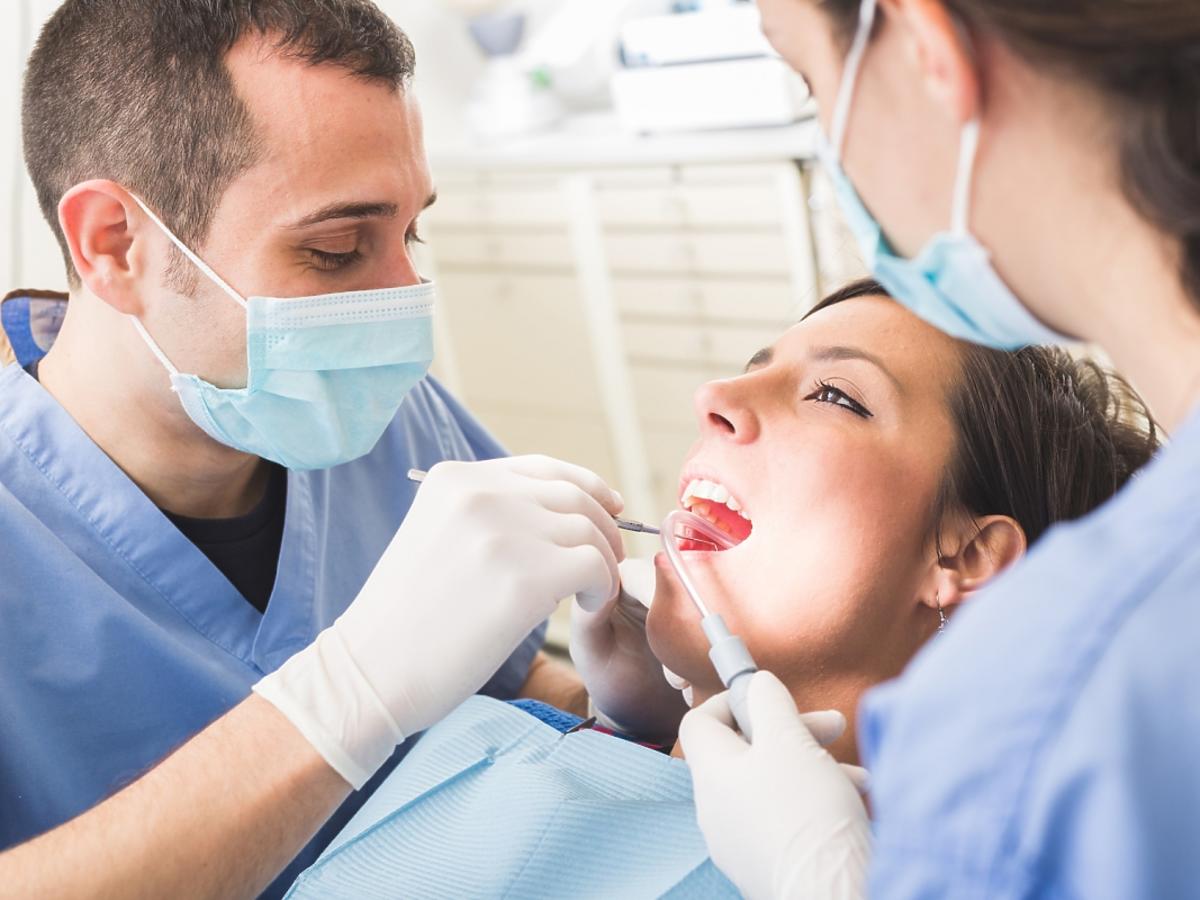 kobieta u dentysty leczy zęby