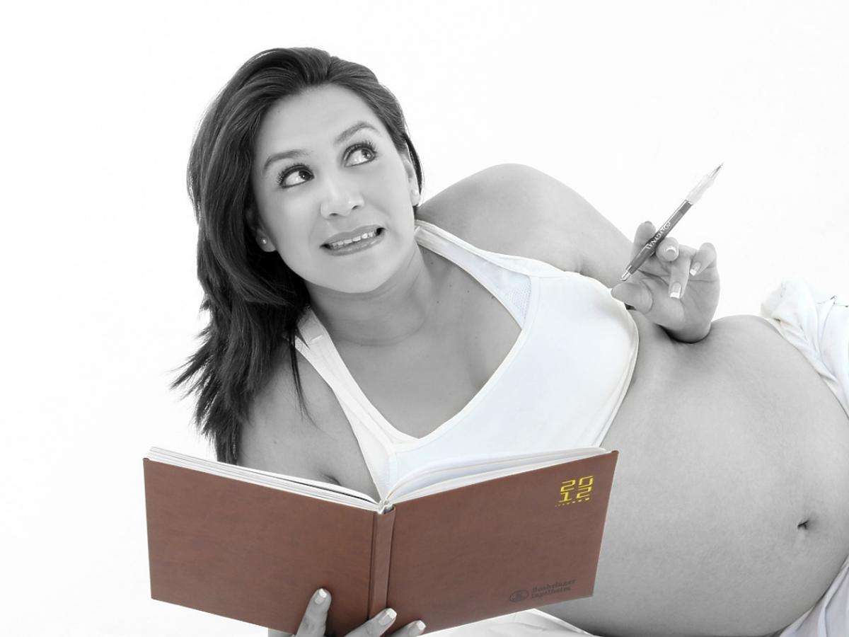 Kobieta w ciąży z książką