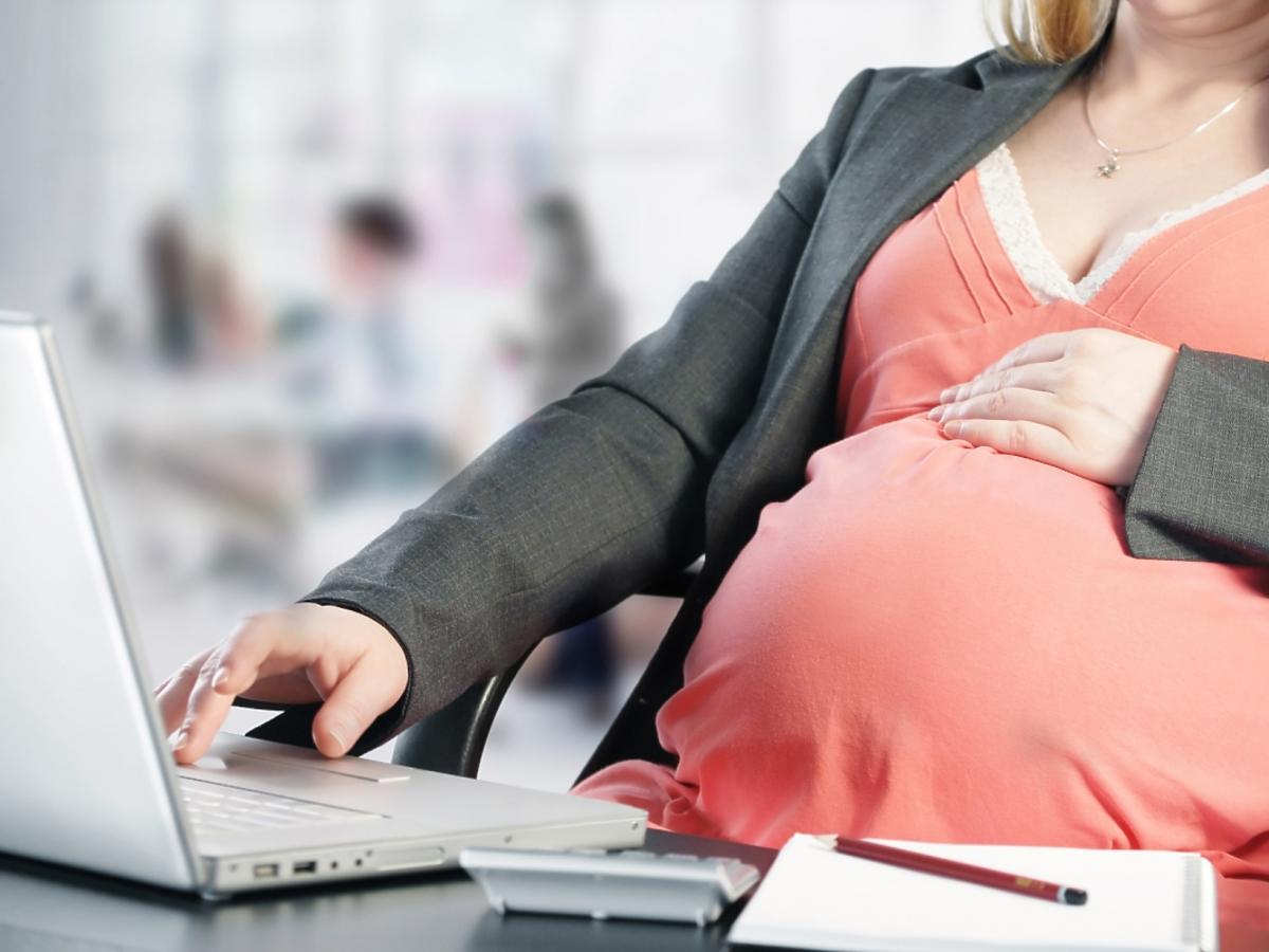 kobieta w ciąży za biurkiem