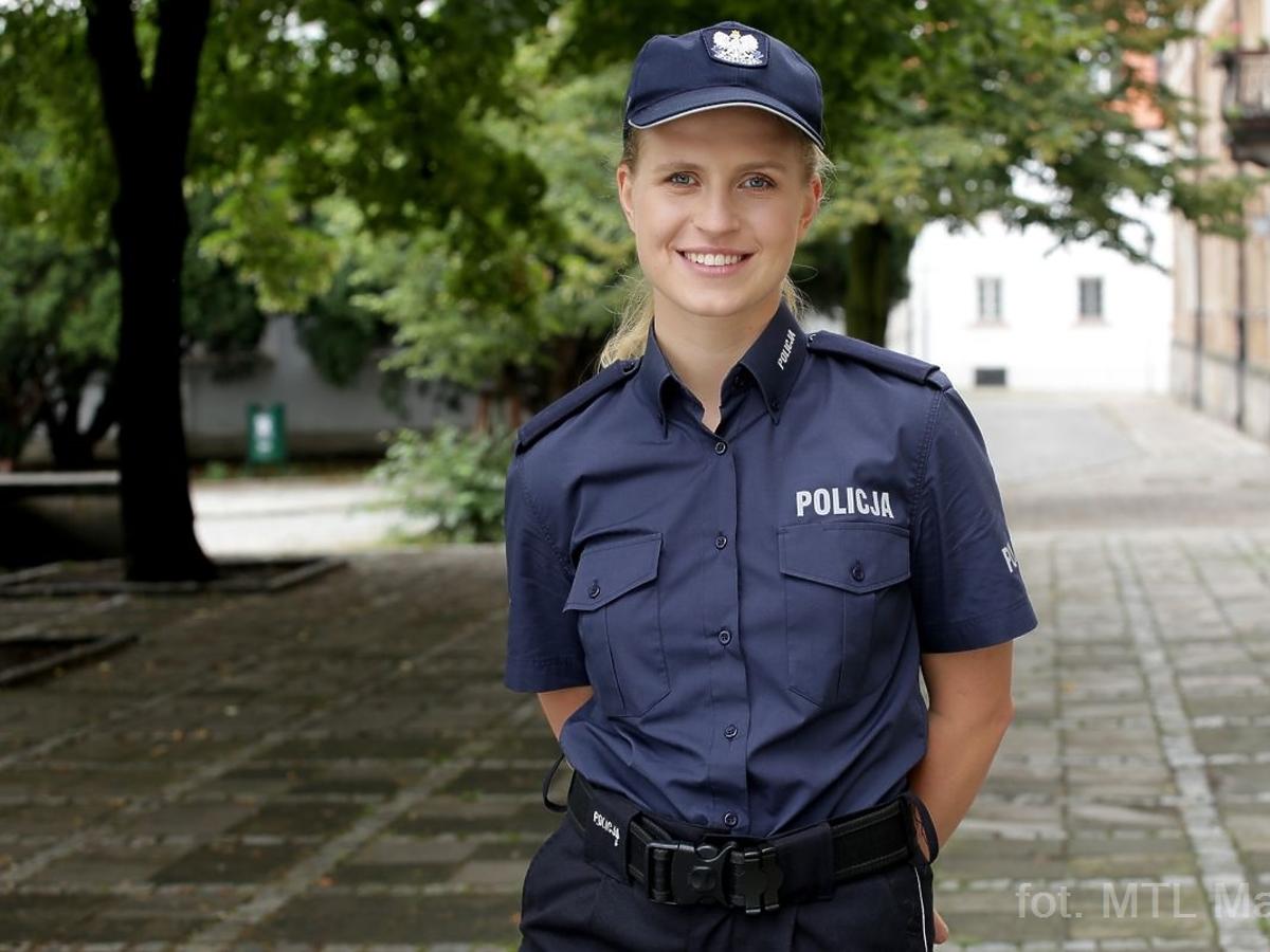 Kobieta w mundurze policyjnym