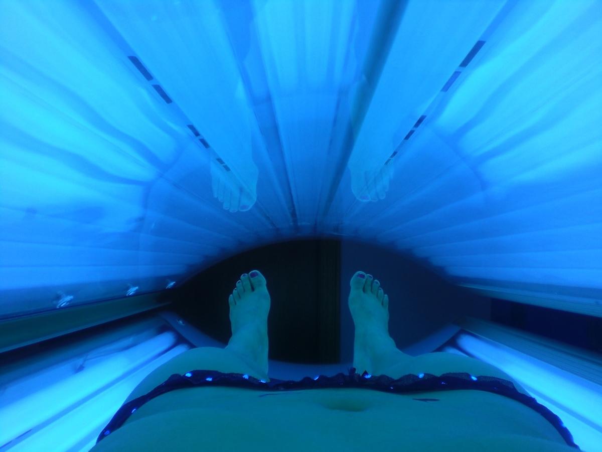 Kobieta w solarium
