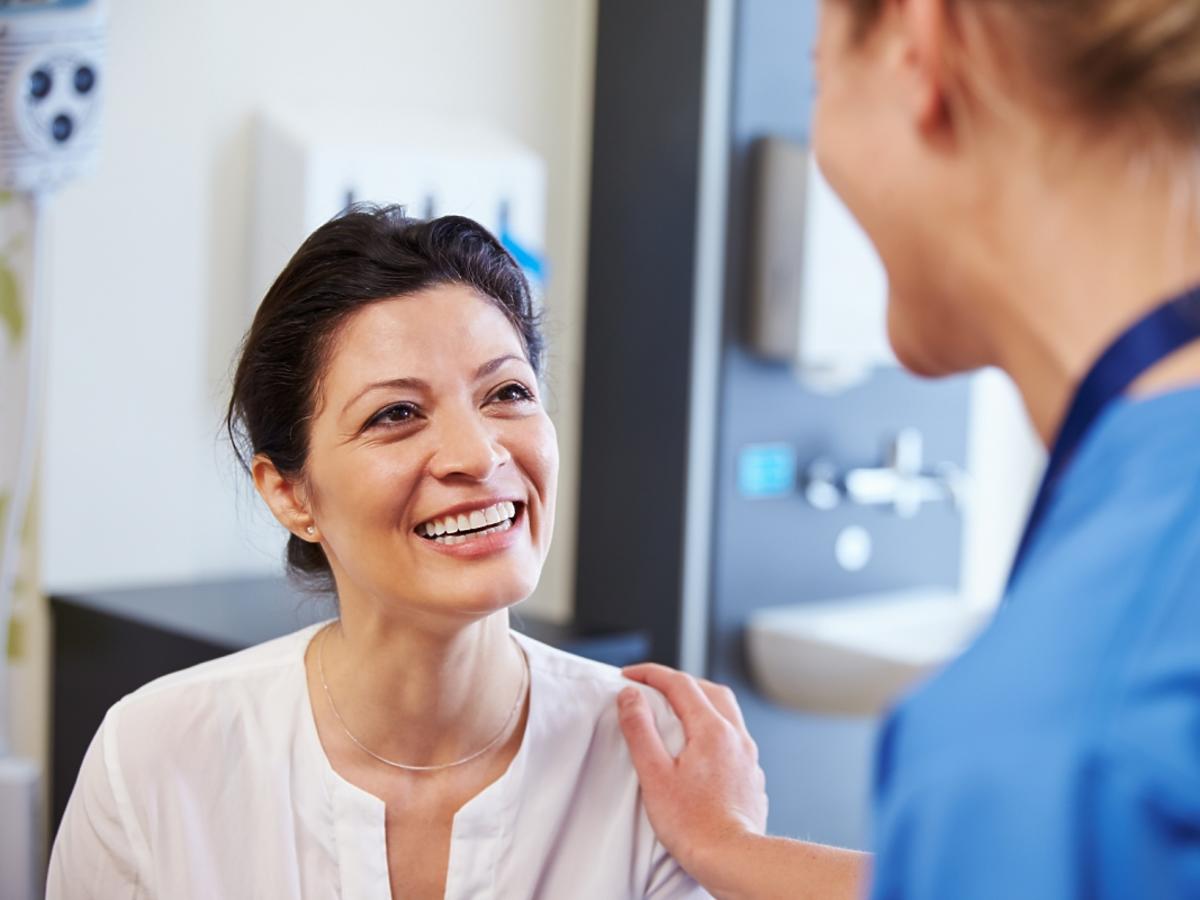Kobieta w szpitalu uśmiechająca się do lekarza