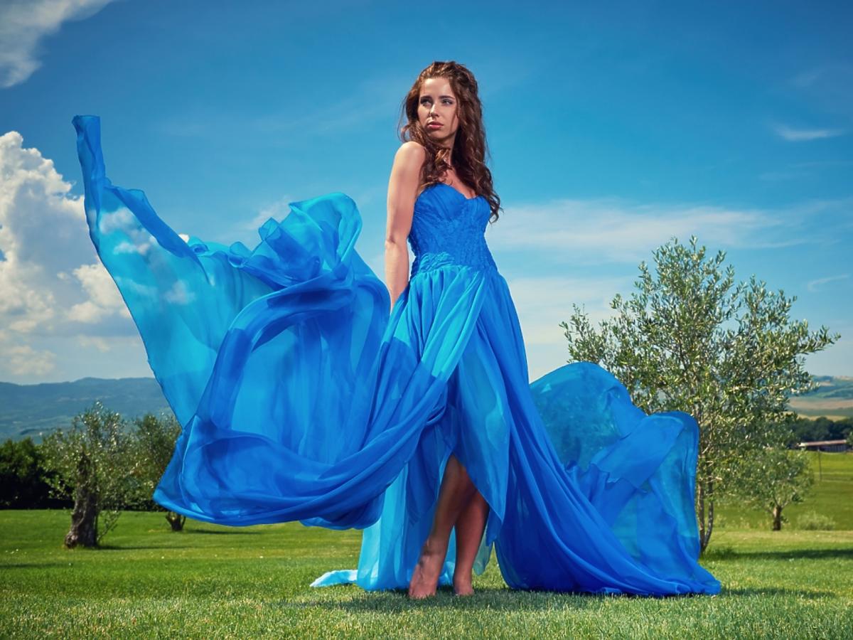 kobieta w zwiewnej niebieskiej sukience