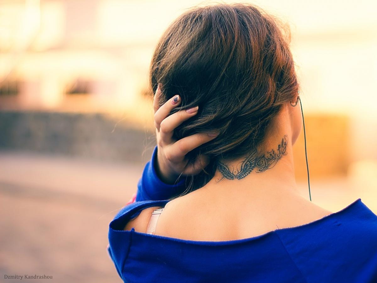 Kobieta z tatuażem na karku