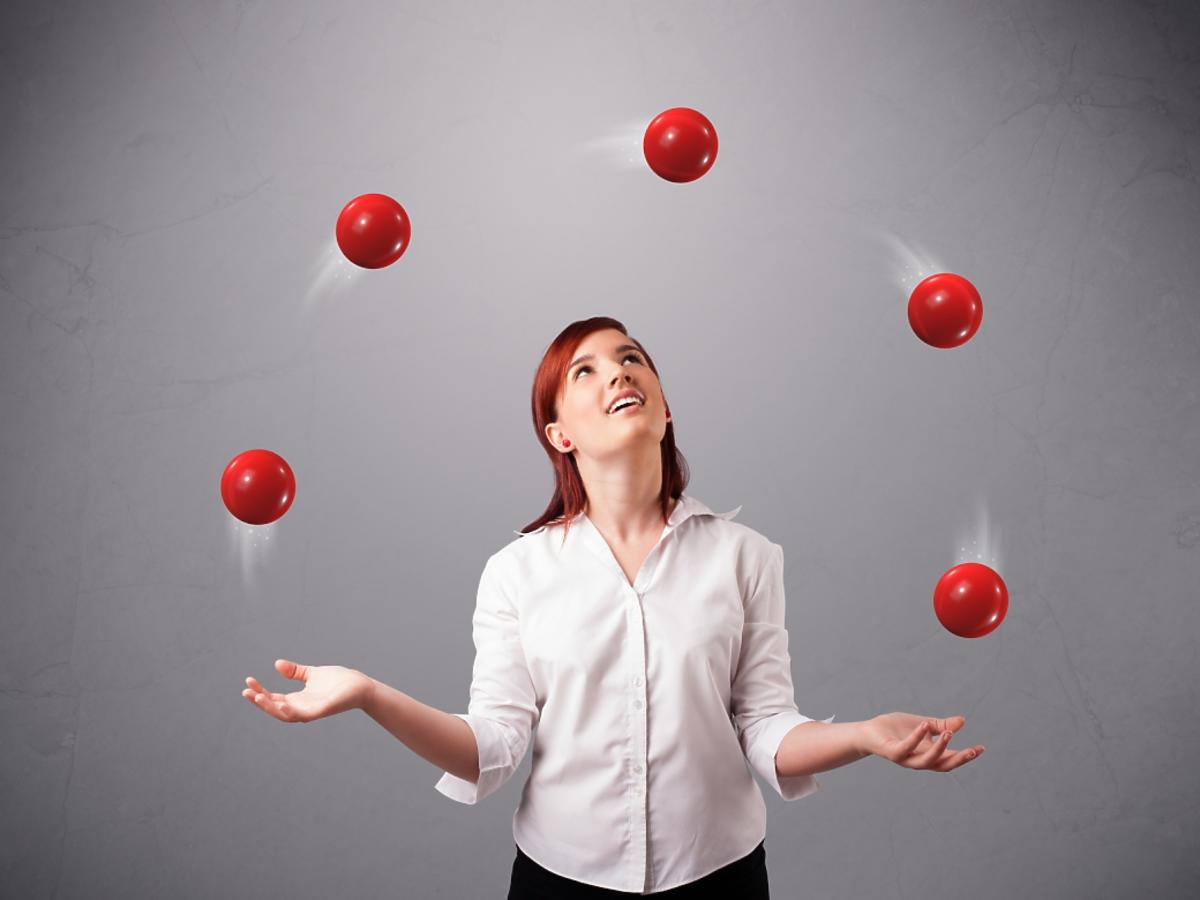 kobieta żongluje czerwoną piłką 