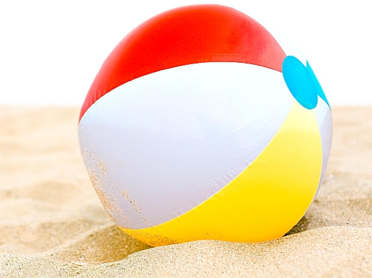 Kolorowa piłka leży na plaży