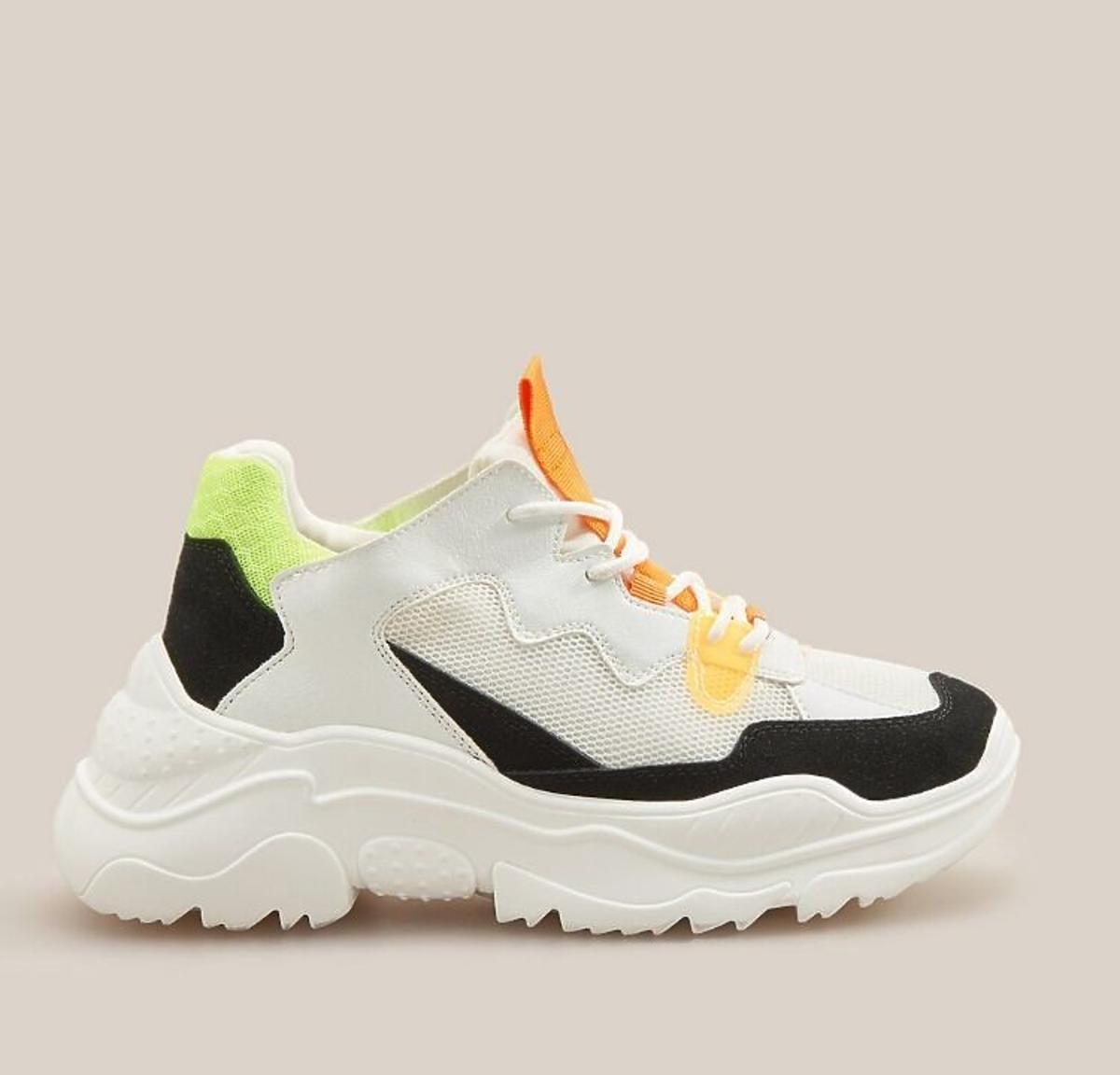 Kolorowe sneakersy z wyprzedaży W Reserved
