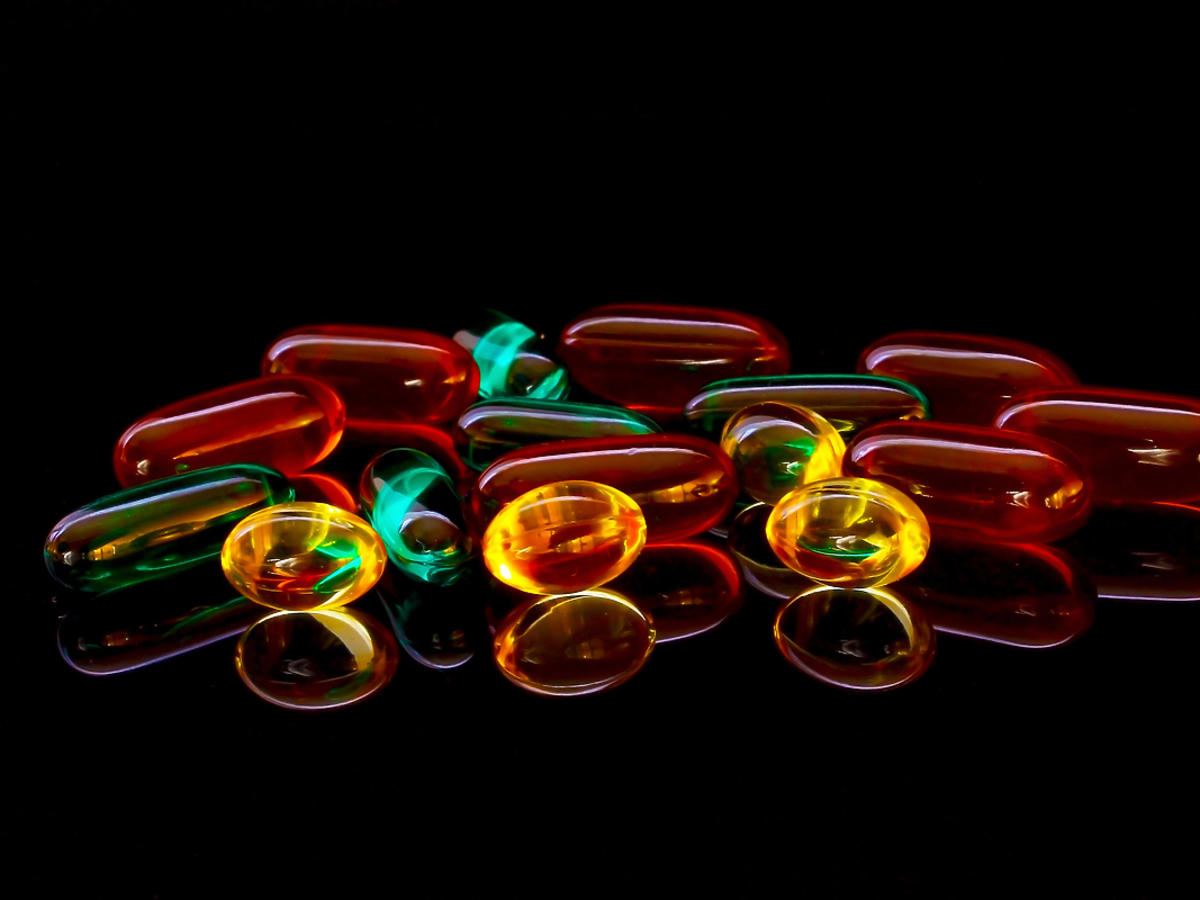 Kolorowe tabletki na czarnym tle