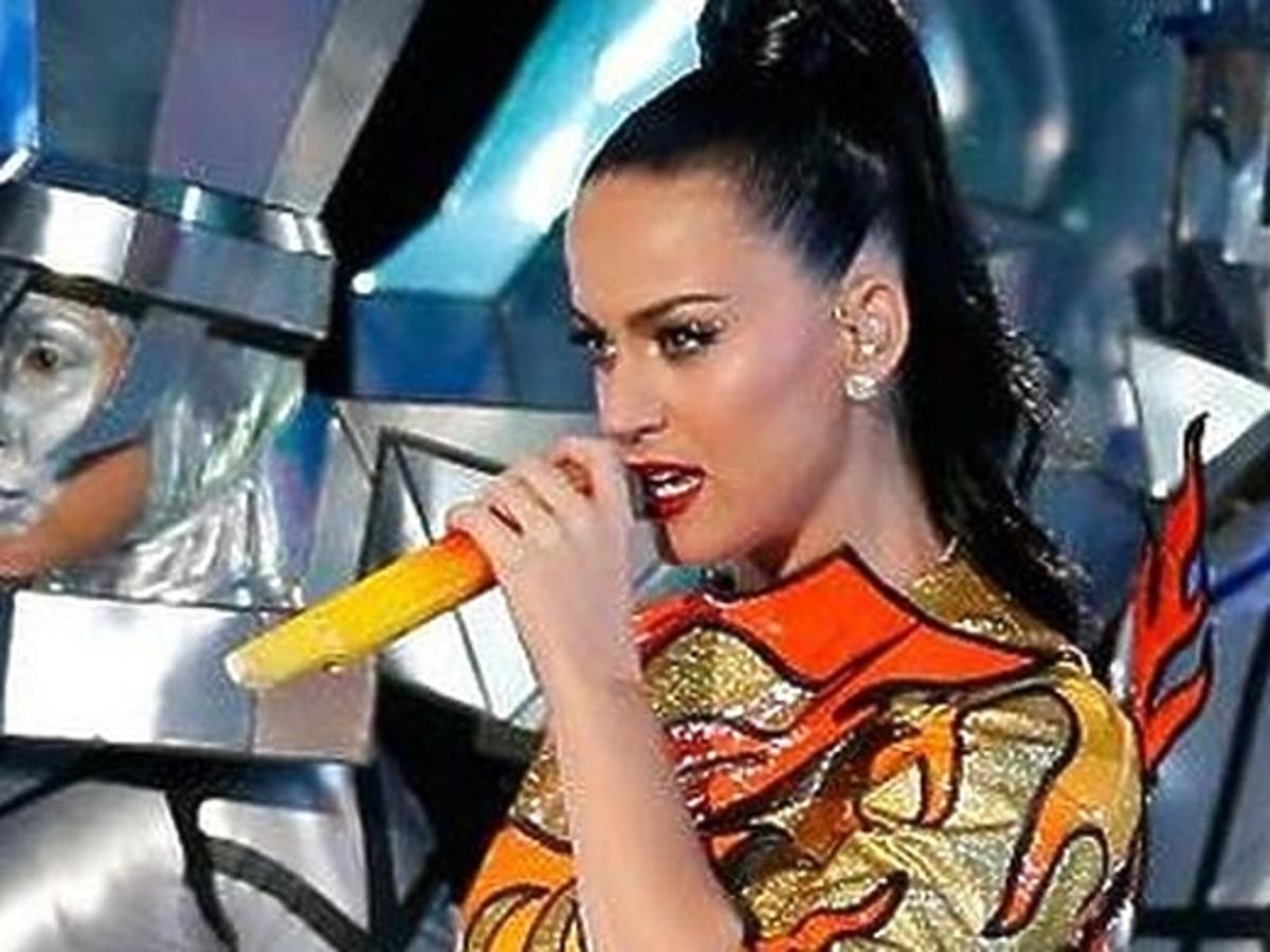 Kreacje Katy Perry na Super Bowl 2015