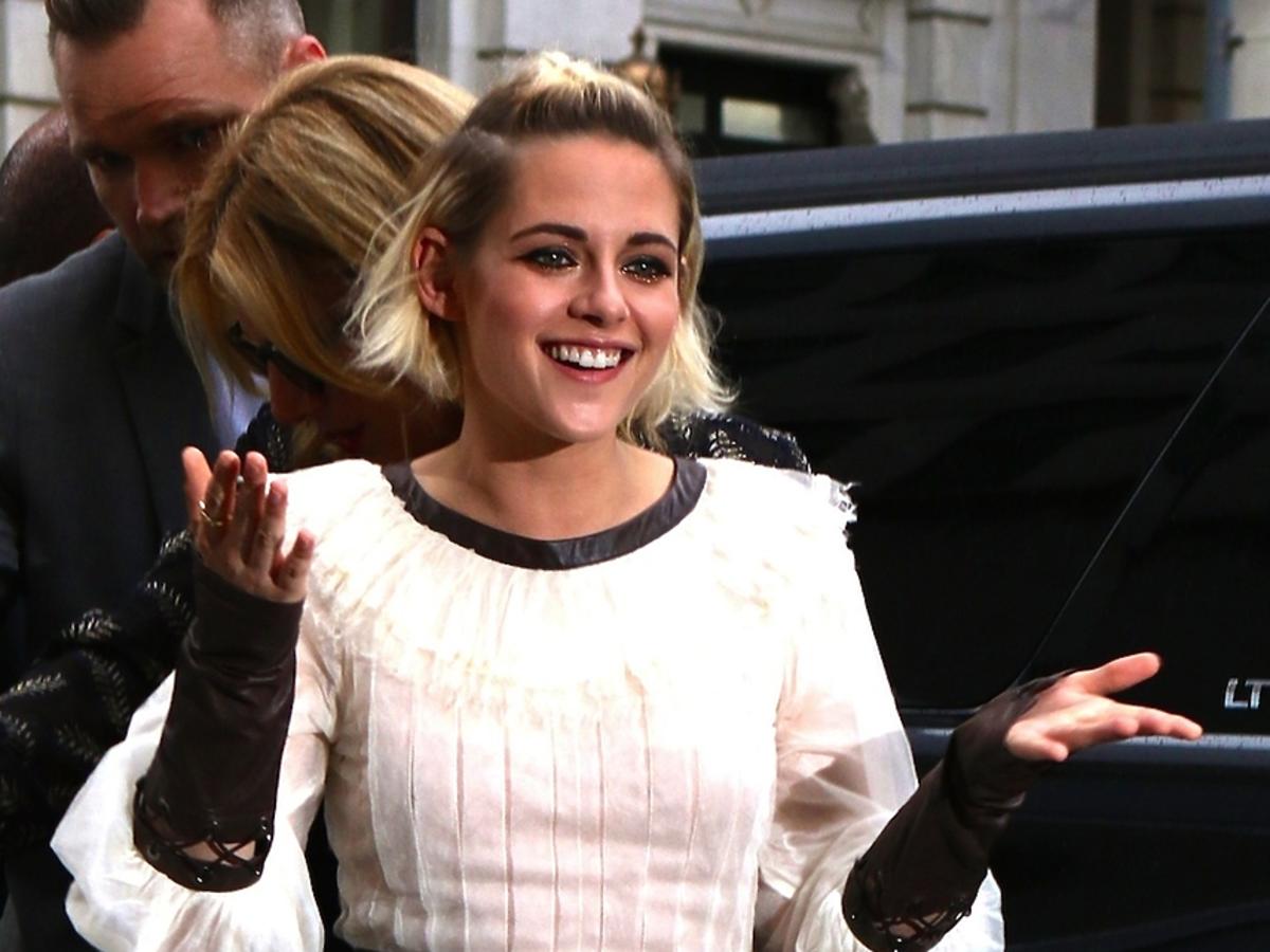 Kristen Stewart w białej sukience i czarnych rękawiczkach