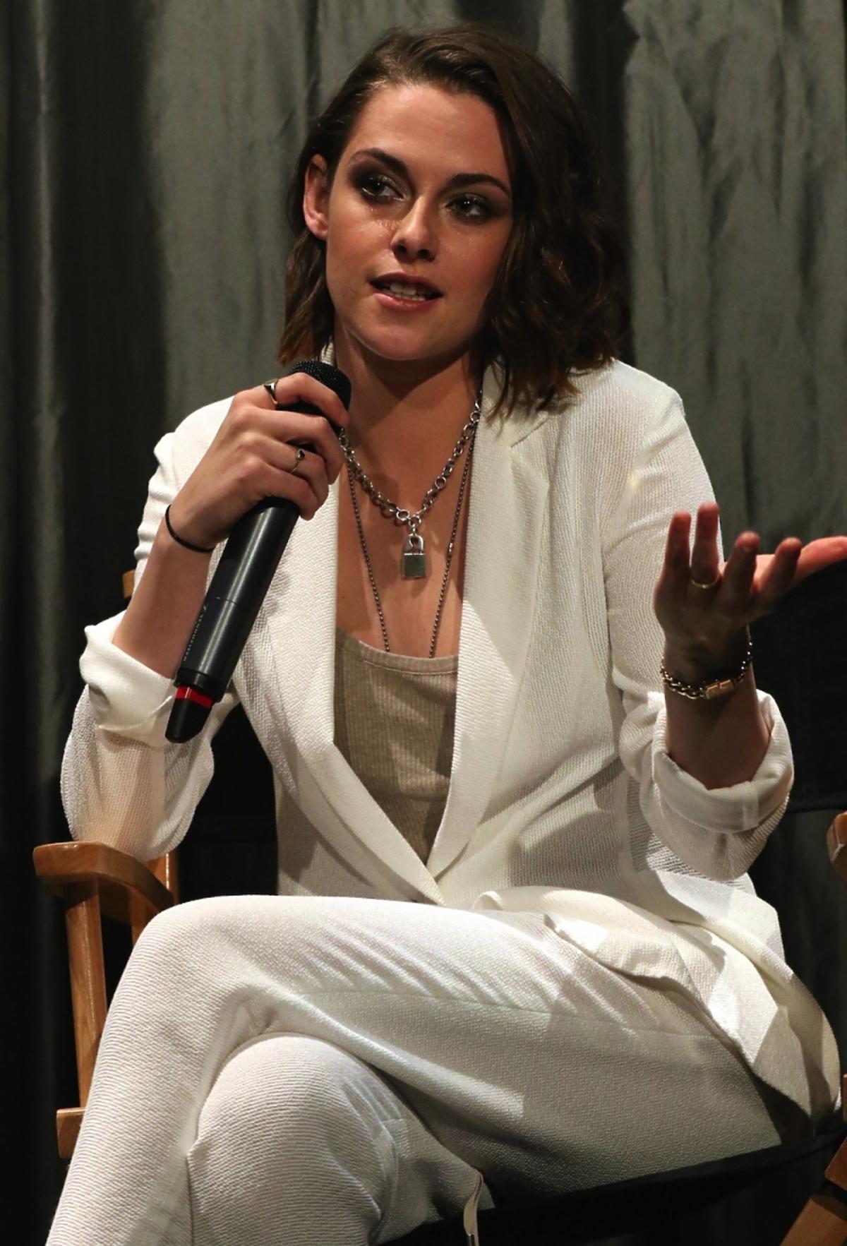 Kristen Stewart w białym garniturze