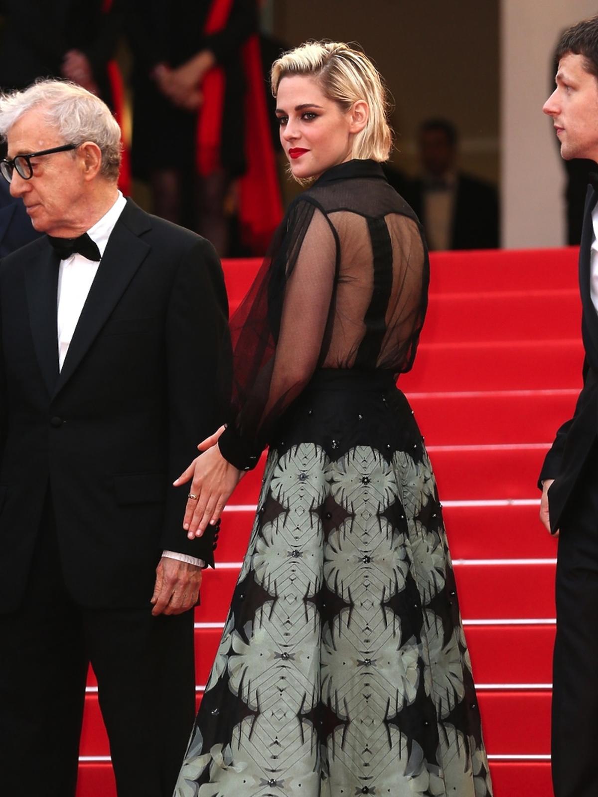 Kristen Stewart w czarnej koszuli i długiej spódnicy