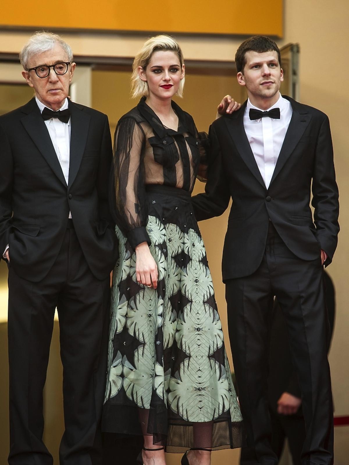 Kristen Stewart w czarnej przejrzystej koszuli i długiej spódnicy we wzory