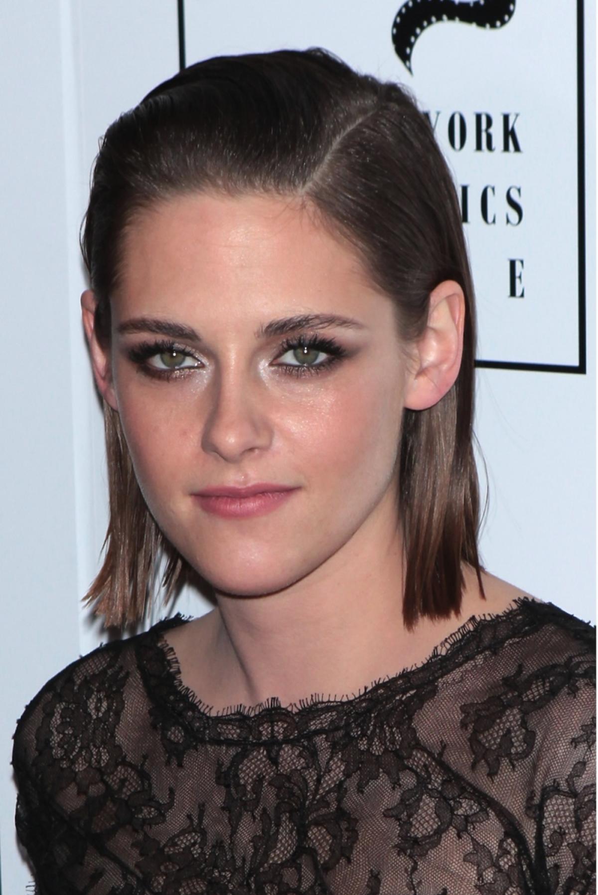 Kristen Stewart w koronkowej bluzce i wet look