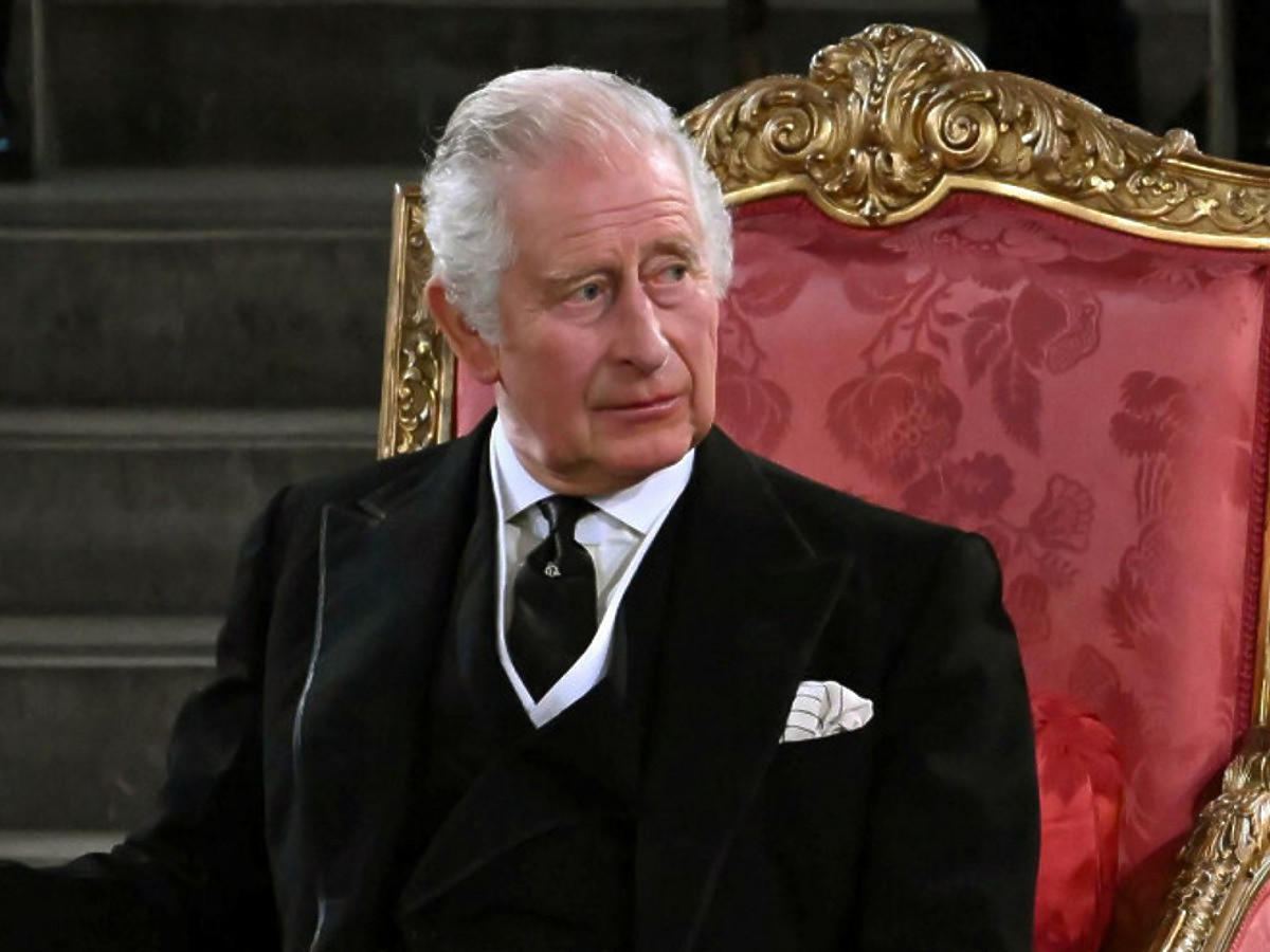 Król Karol III na tronie - sprawdź pierwsze rodzinne zdjęcie monarchy