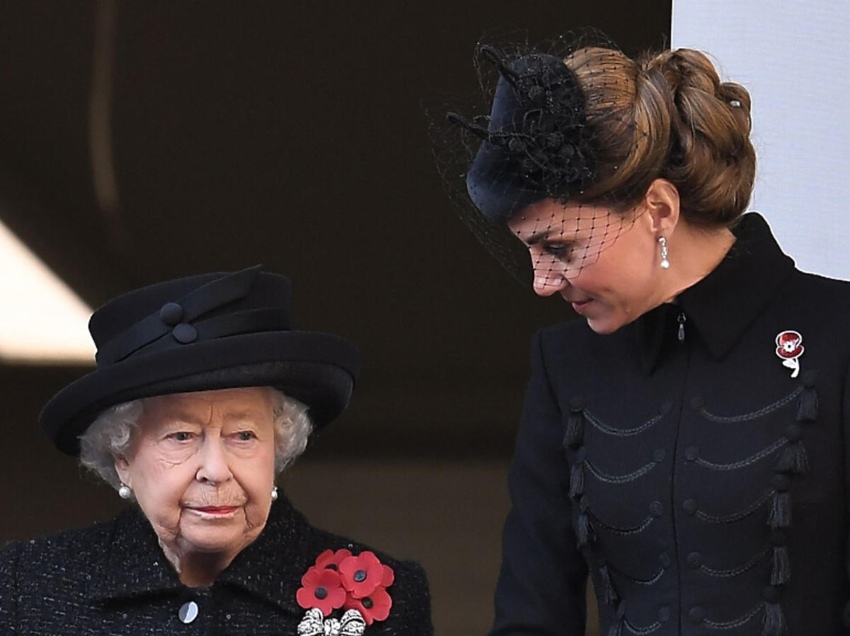Królowa Elżbieta i księżna Kate na obchodach Dnia Pamięci