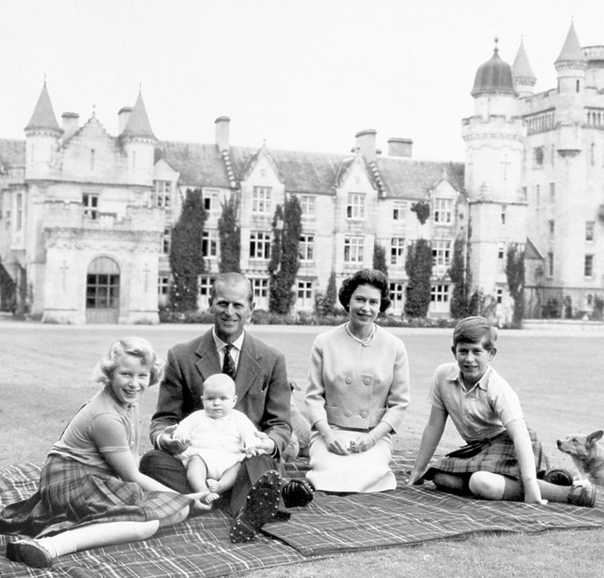 Królowa Elżbieta II, książę Filip z dziećmi, zdjęcie archiwalne