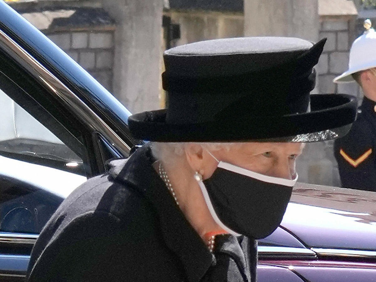 Królowa Elżbieta II na pogrzebie księcia Filipa