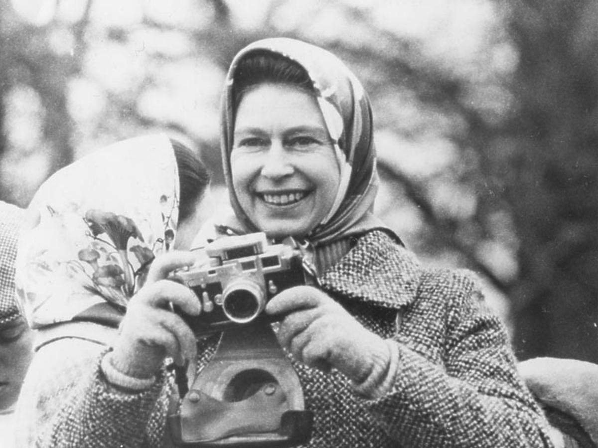 królowa Elżbieta II z aparatem fotograficznym