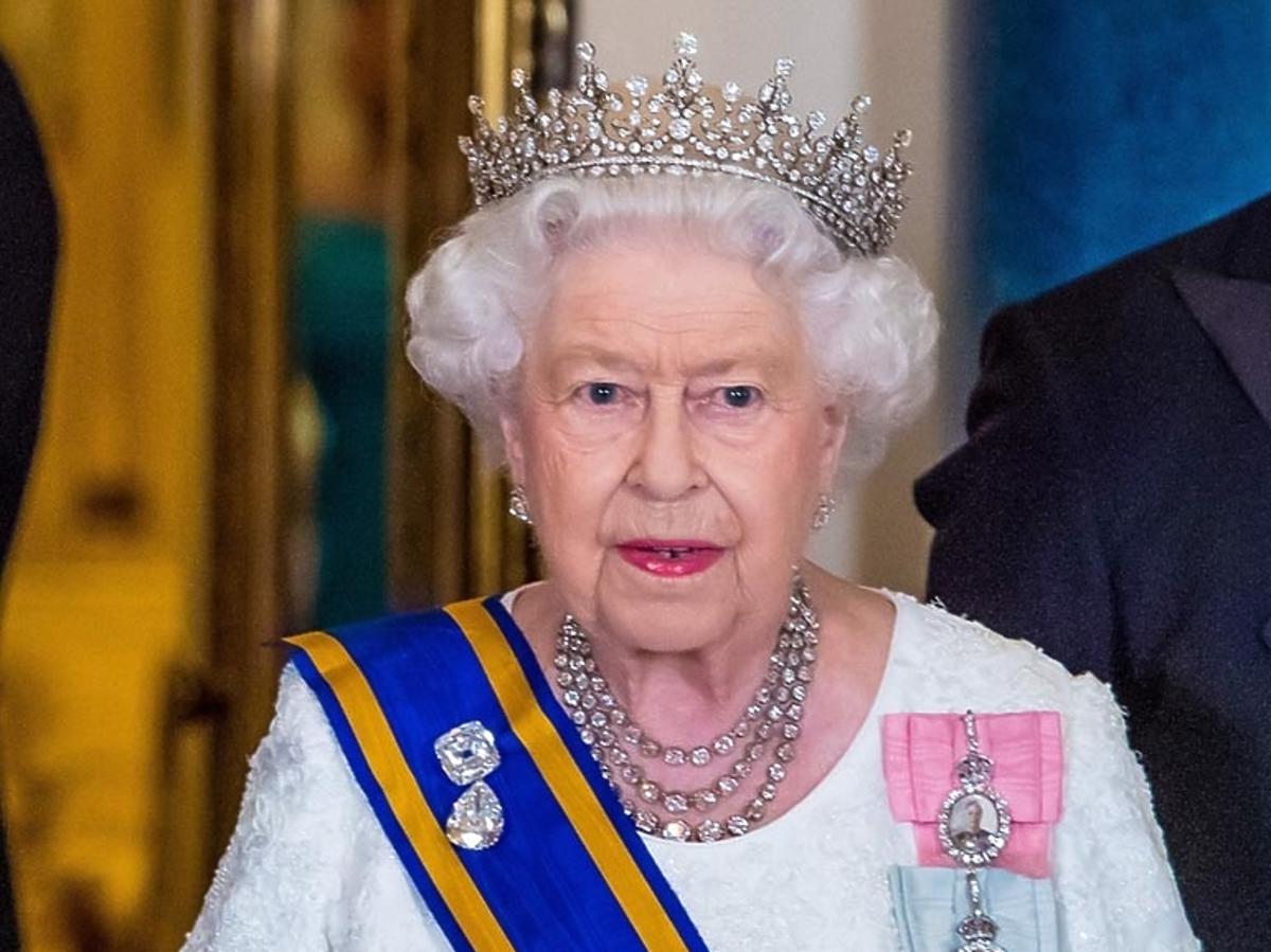 królowa Elżbieta II z koroną na głowie