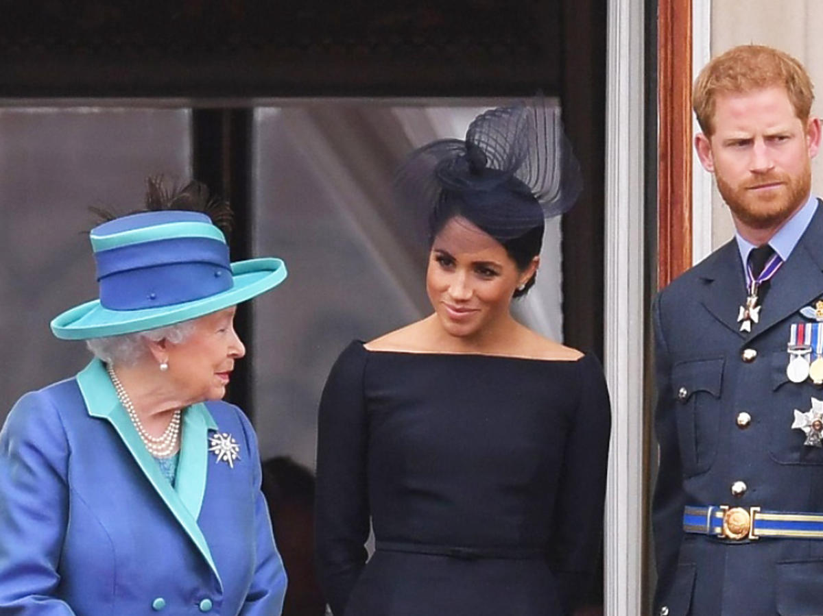 królowa Elżbieta, Meghan Markle, książę Harry na balkonie
