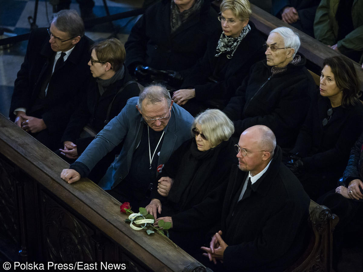Krystyna Zachwatowicz i Adam Michnik na pogrzebie Andrzeja Wajdy