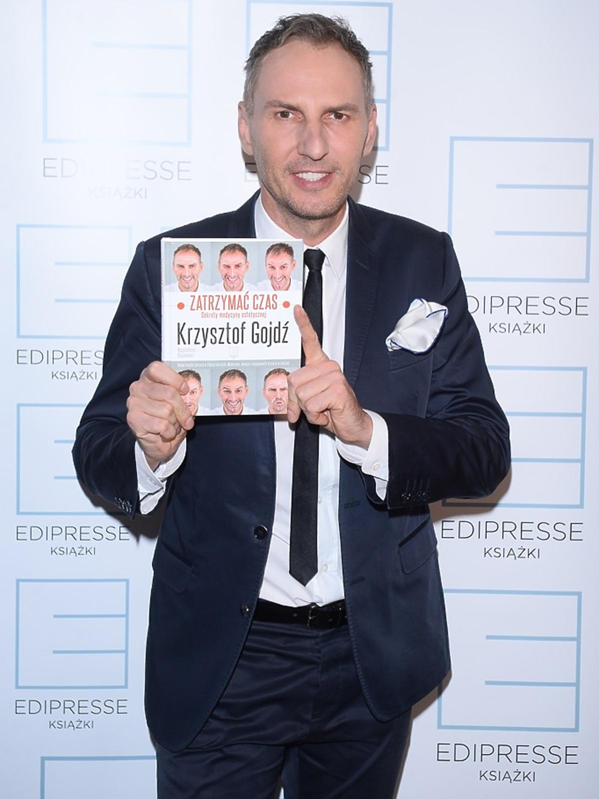 Krzysztof Gojdź trzyma swoją książkę
