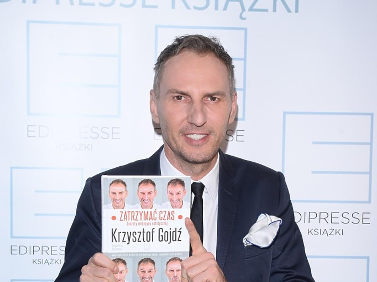 Krzysztof Gojdź trzyma swoją książkę