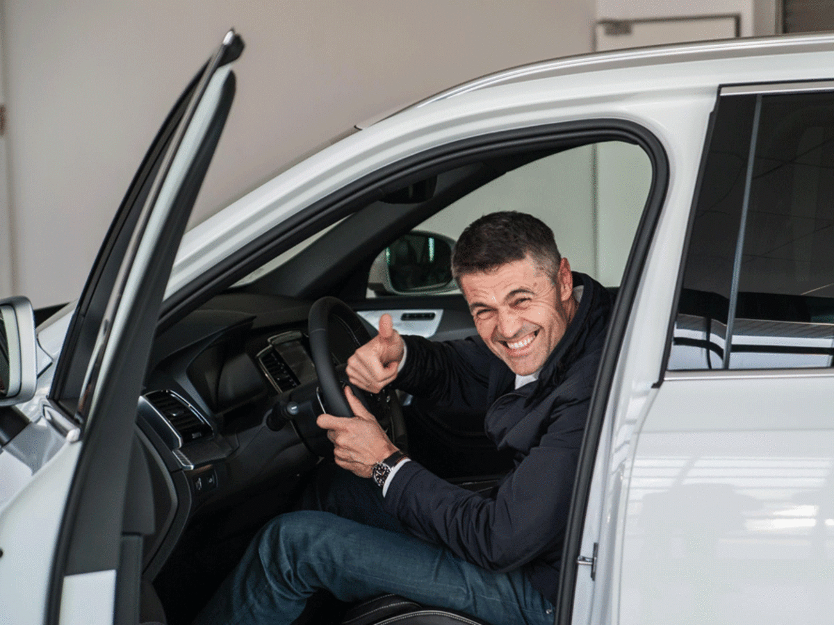 Krzysztof Hołowczyc w nowym białym samochodzie Volvo