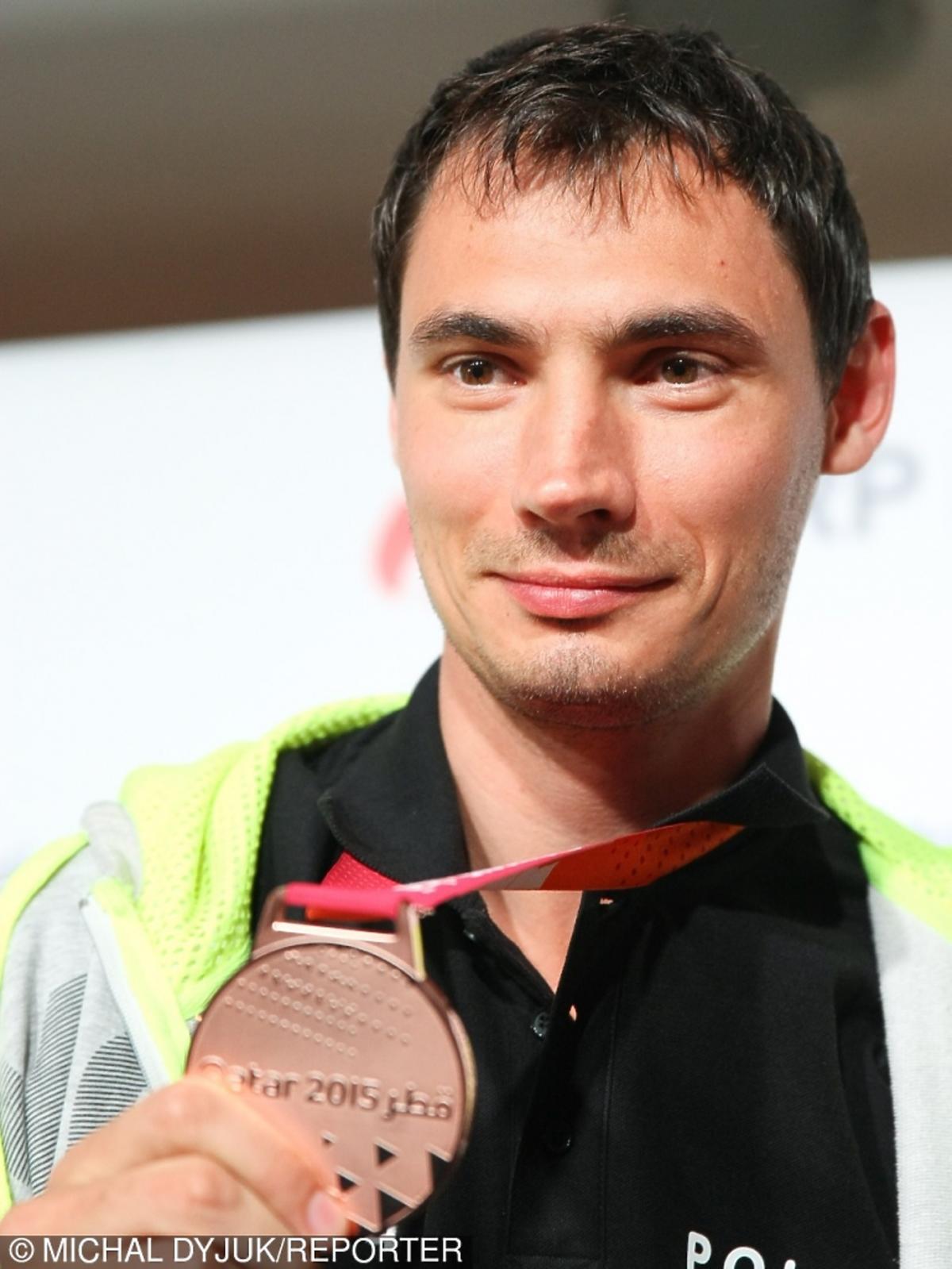 Krzysztof Lijewski pokazuje brązowy medal