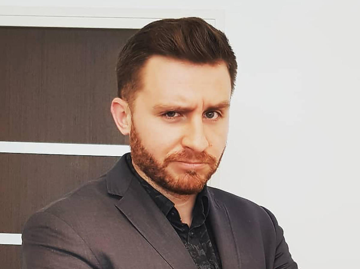 Krzysztof Ufnal z Gogglebox. Przed Telewizorem