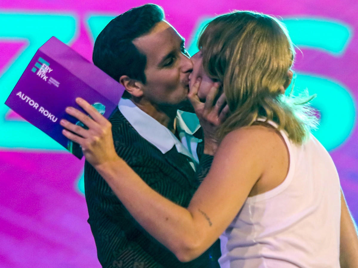 Krzysztof Zalewski pocałował na scenie Ralpha Kaminskiego na gali Fryderyki 2021