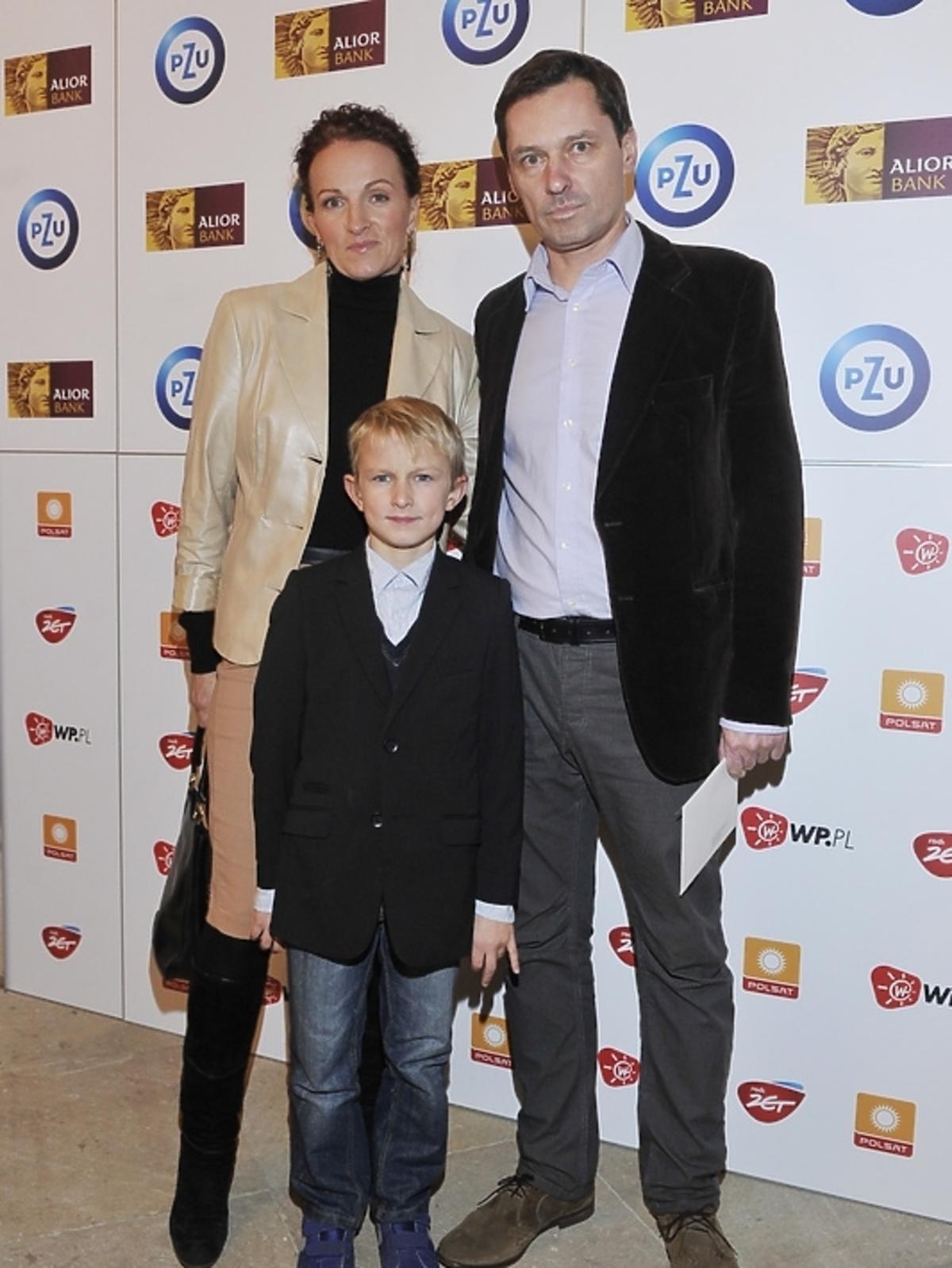 Krzysztof Ziemiec z żoną i synem na gali tygodnika 