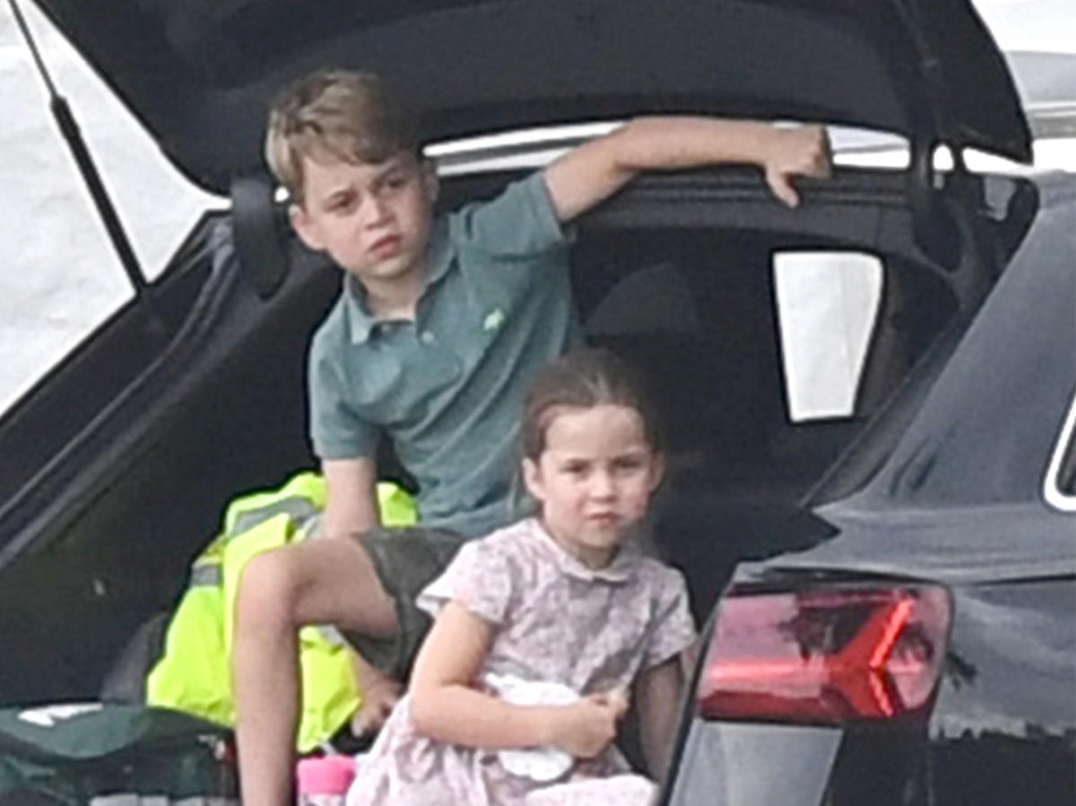 Książę George i księżniczka Charlotte w samochodzie