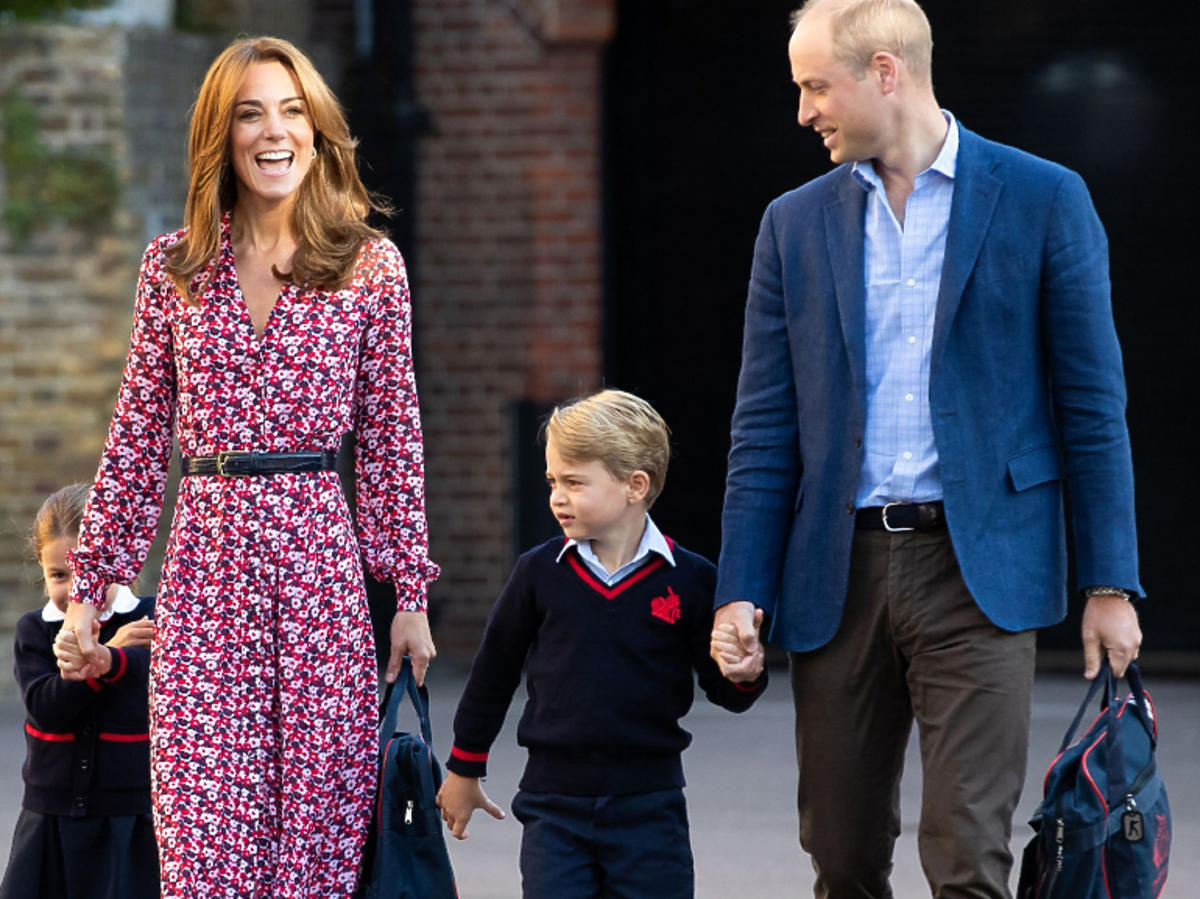książę George, książę William, księżna Kate, księżniczka Charlotte trzymają się za ręce