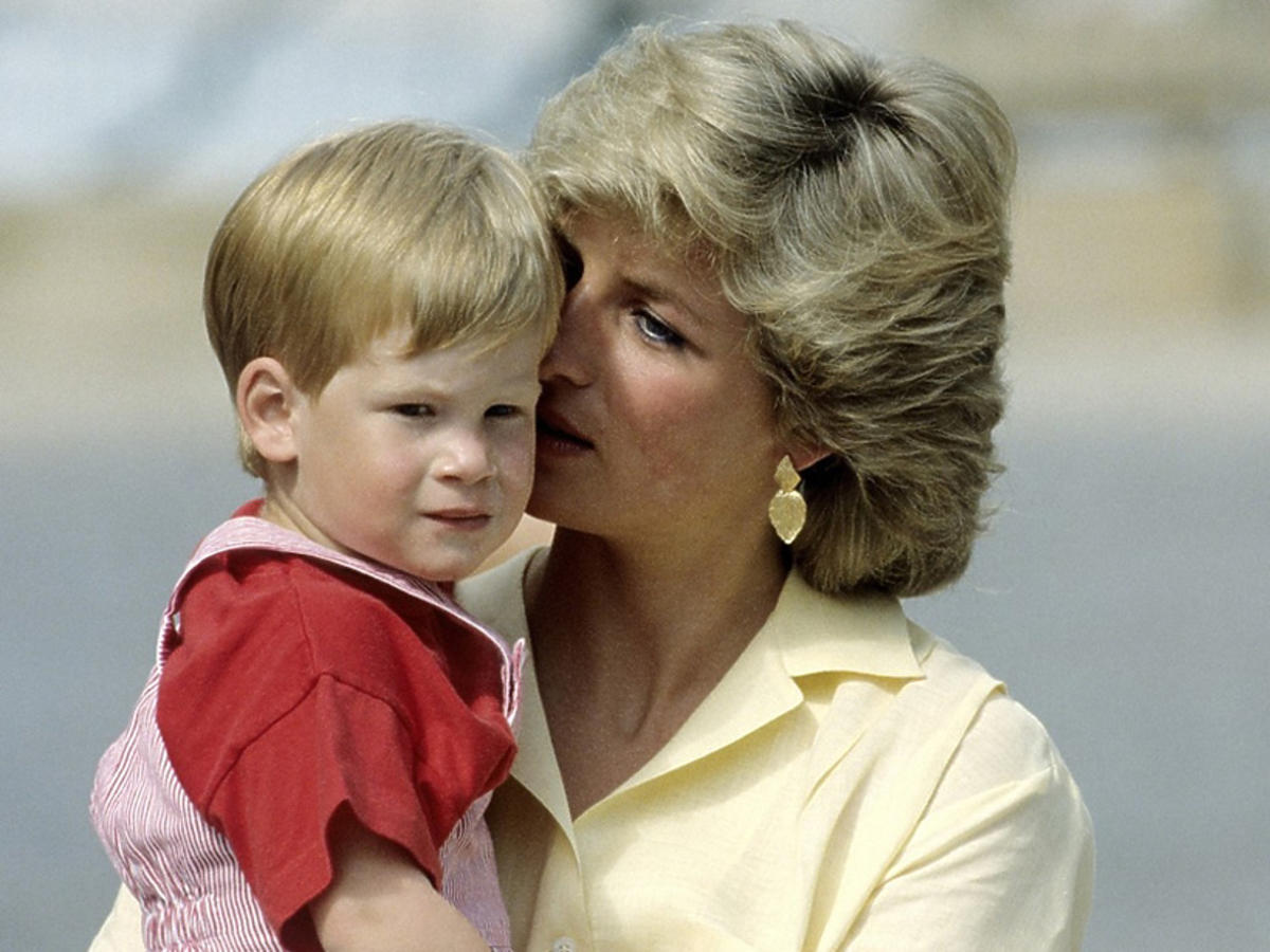 Książę Harry i księżna Diana  - mama trzyma na rękach syna