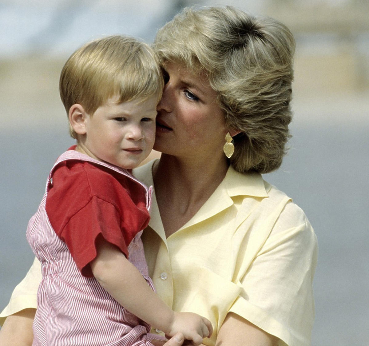 Książę Harry i księżna Diana - mama trzyma syna na rękach
