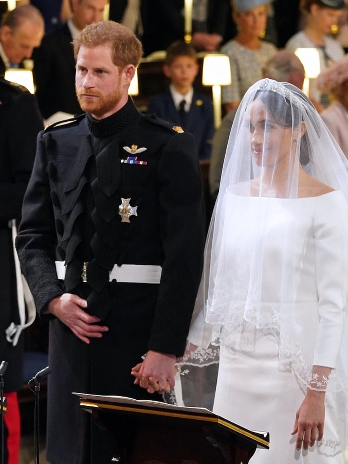 Książę Harry i Meghan Markle podczas ceremonii w kaplicy w Windsorze