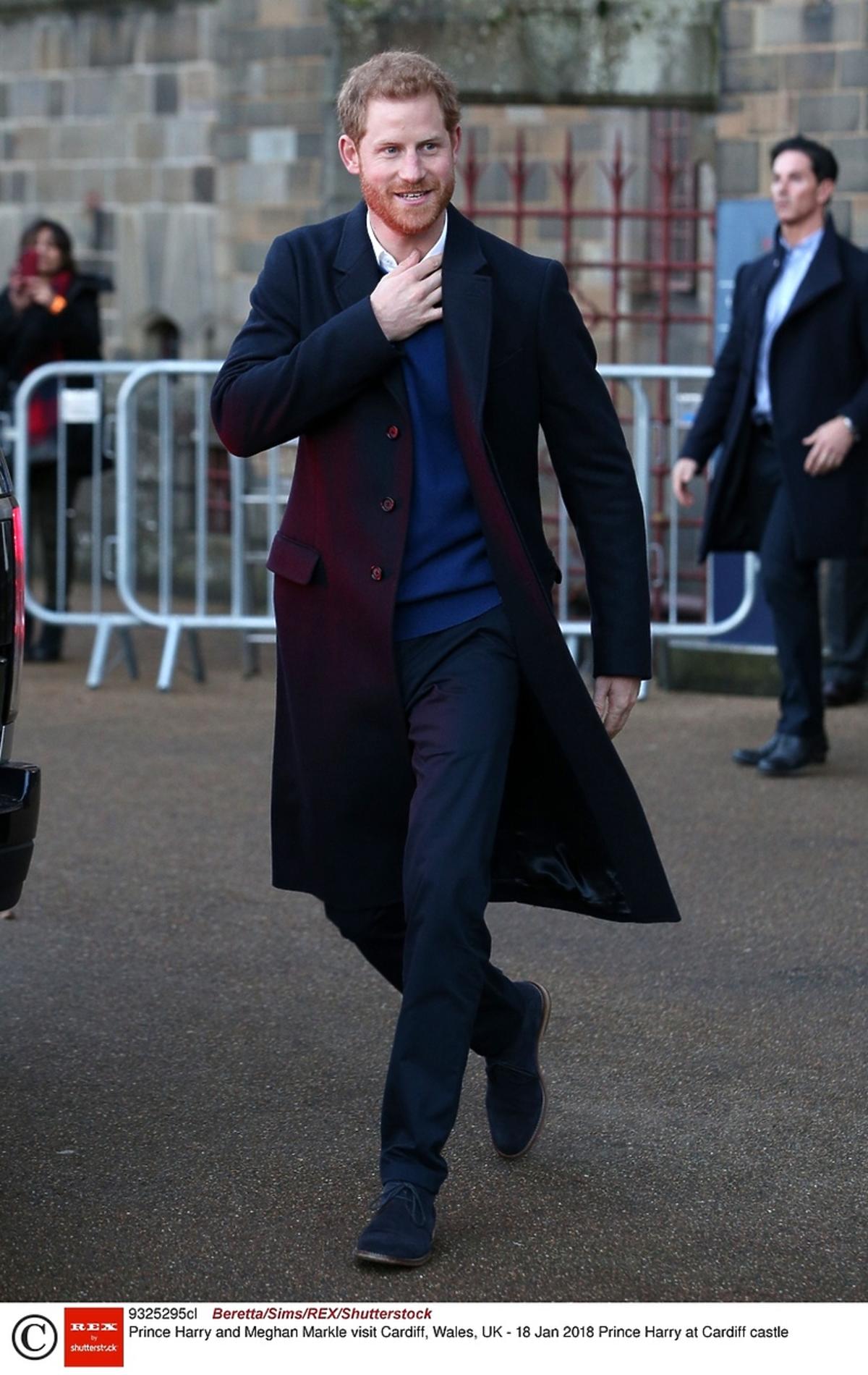 Książę Harry w płaszczu