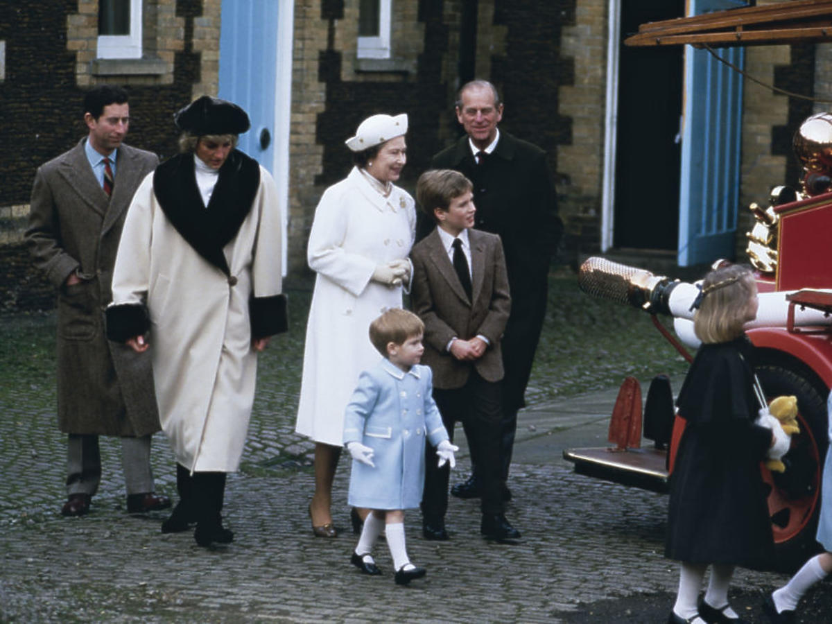 Książę William i Harry w błękitnych płaszczach