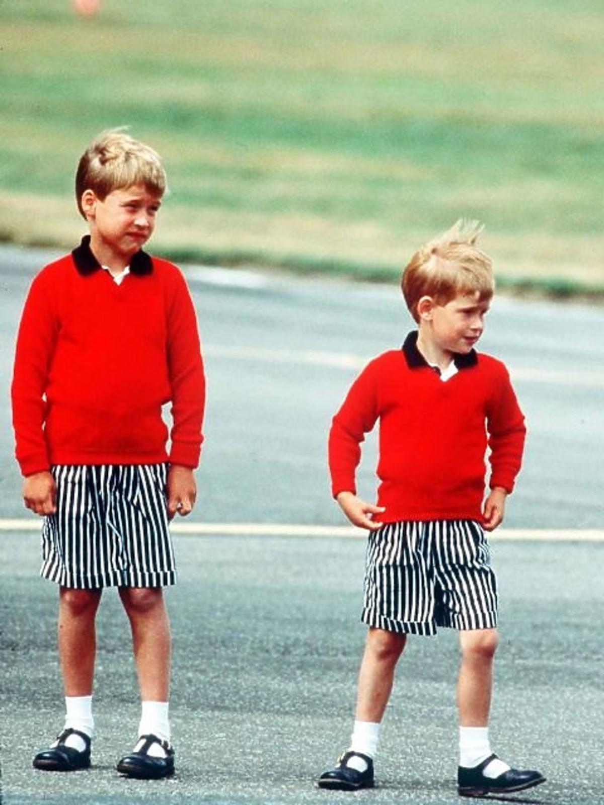 Książę William i Harry w czerwonych bluzach