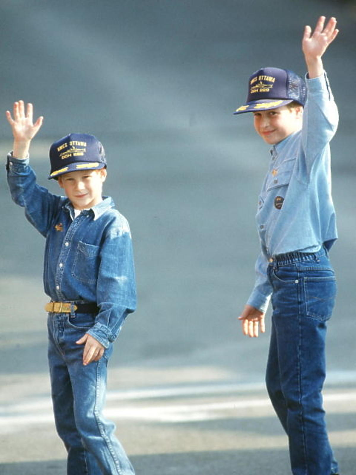 Książę William i Harry w jeansie