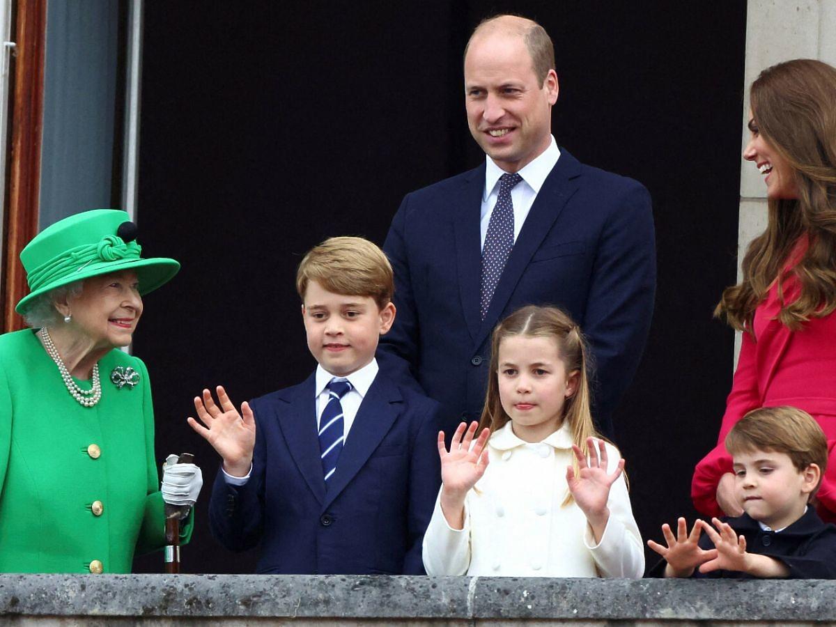 Książę William i jego rodzina  rozmwiają z Królową Elżbietą II